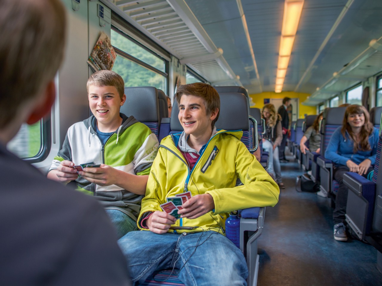 Des écoliers en voyage à bord d’un train spécial.