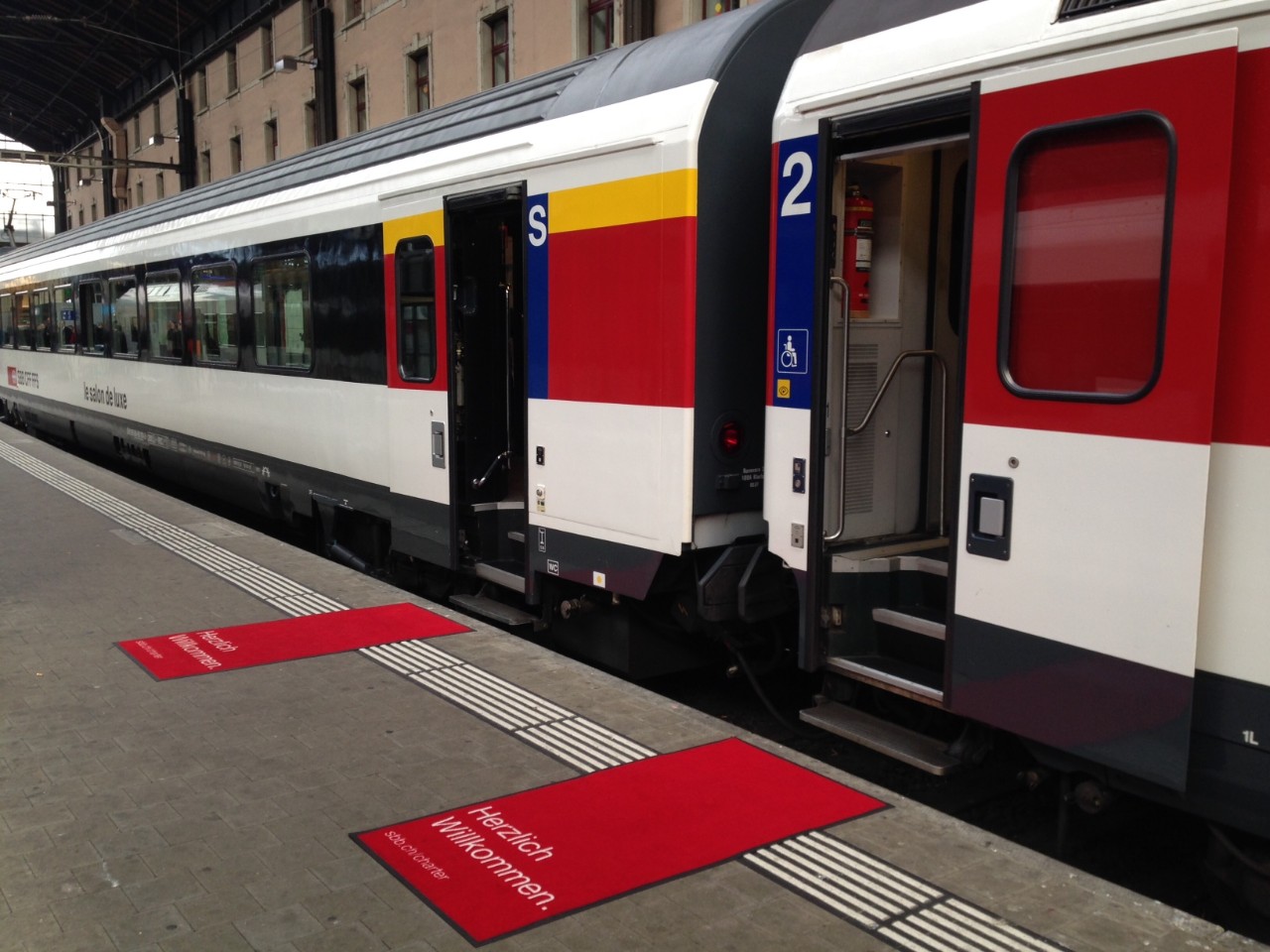 Empfang im Bahnhof mit Rotem Teppich vor dem Extrawagen.